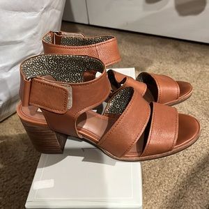 Ellen DeGeneres tan heeled sandal